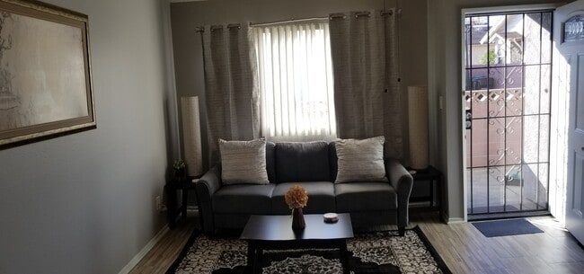 living room - 4089 W 141st St Apartamentos Unidad C