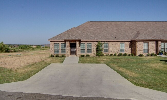 Brock ISD - LAWN + WATER INCLUDED - Brock ISD - LAWN + WATER INCLUDED Casa Adosada