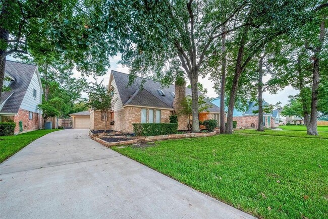 8114 Fernbrook Ln