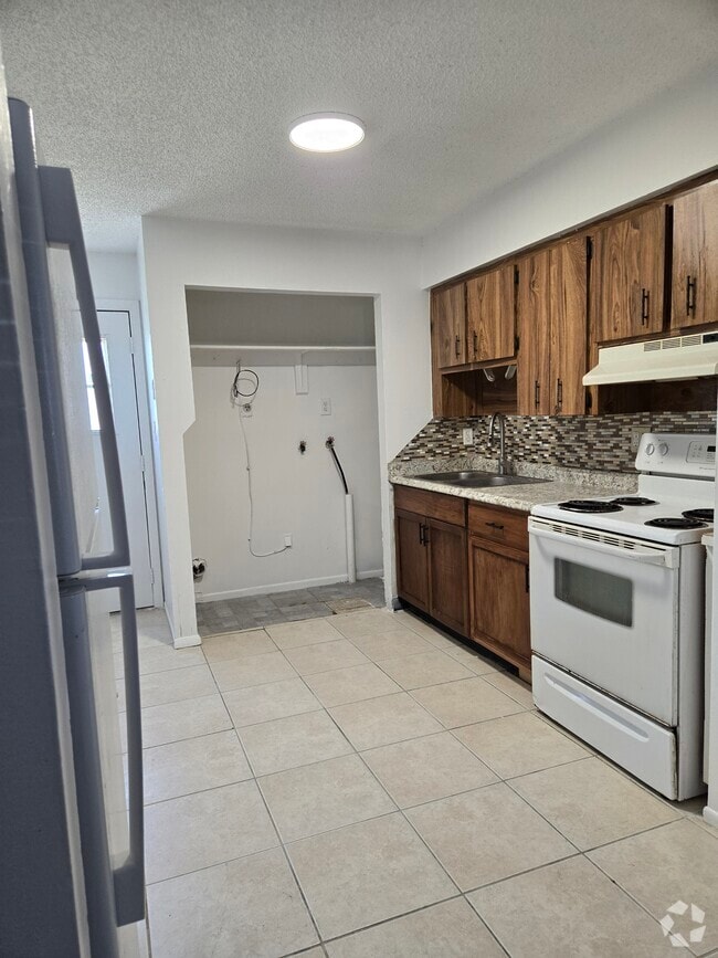 Building Photo - 3515 Rose Rd Unit 3515 Rental