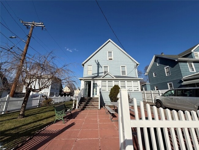 Building Photo - 91 Grand Ave Unit 2nd Fl