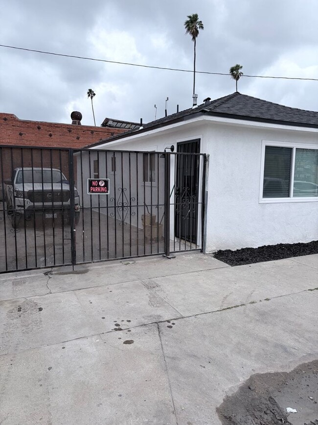 Photo - 105 W 83rd St Unidad Main St. SFR