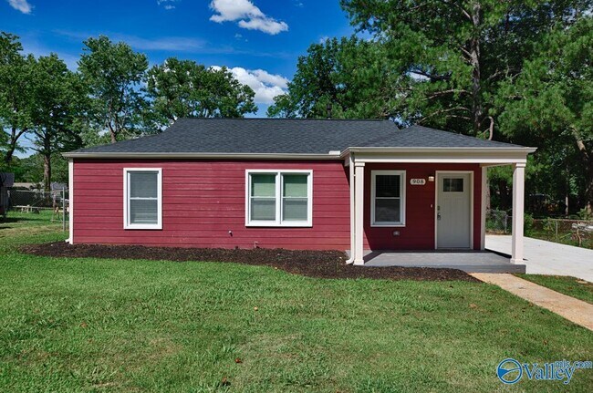 908 Fairway Dr NW