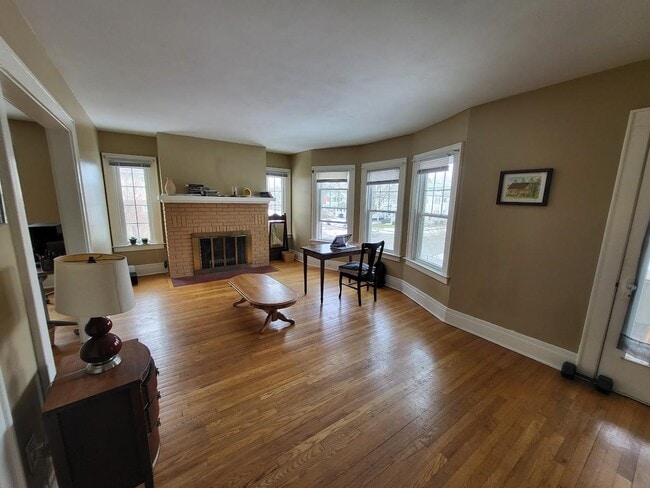 Building Photo - 300 Forest Hill Dr