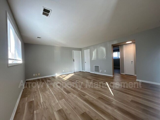 Photo - 440 Moffitt St Unit 6