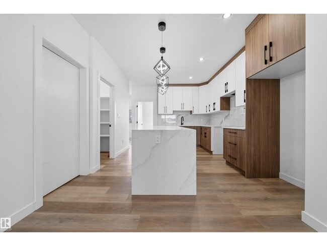 Photo - 5213-104A 104a St NW