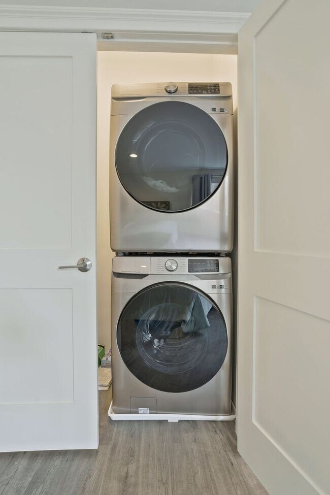 Photo - 1 Bed, 1 Bath Garage Apartment in Westhaven