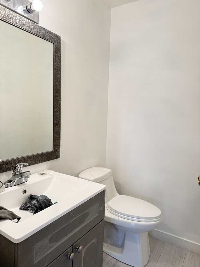 Photo - 7261-7140 140 St