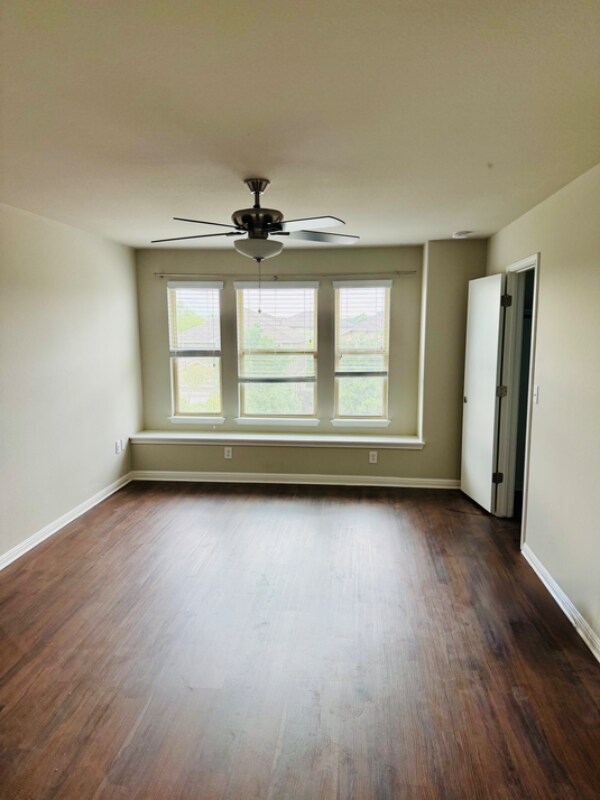 Photo - 400 Eagle Brook Ln