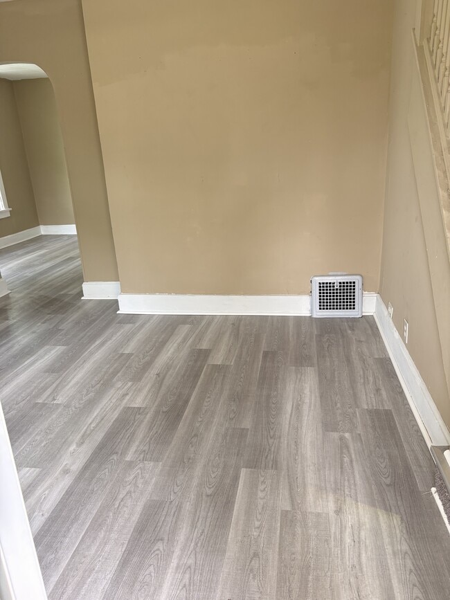 Photo - 285 Malleable St
