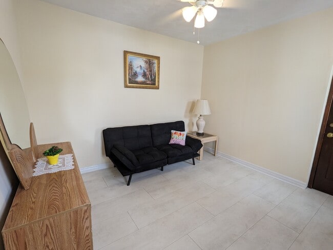 Photo - 905 W 9th St