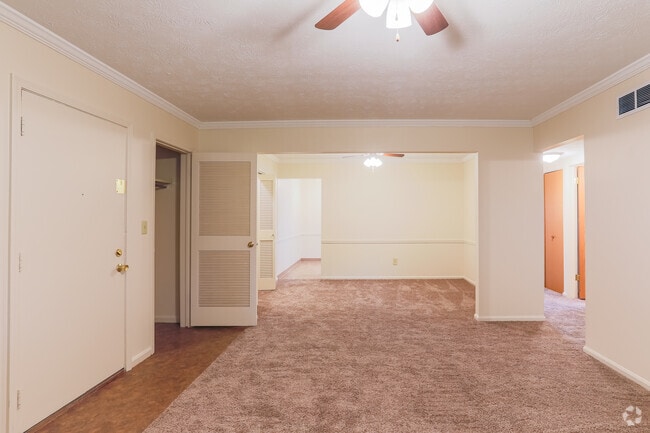 2BR, 1BA - 935 SF (Marquette Manor)