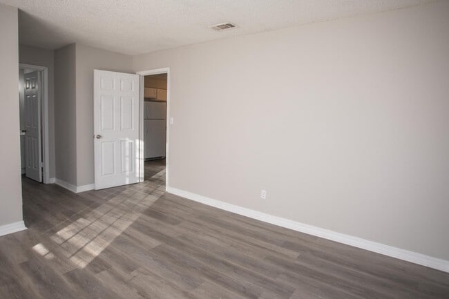 Photo - 309 W Marigny Cir