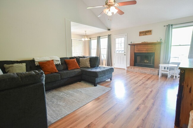 Photo - Pet Friendly Three Bedroom!