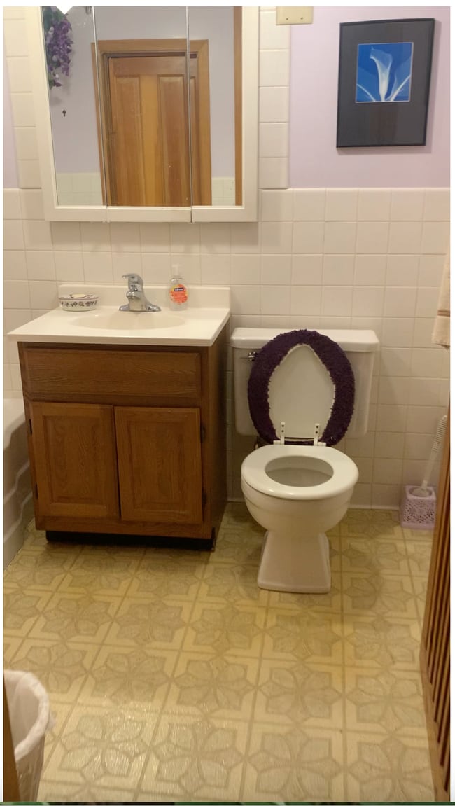 Baño de la planta superior - 429 Minnehaha Ave E