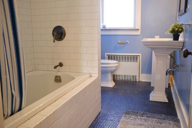 Photo - 1041 Mirror St