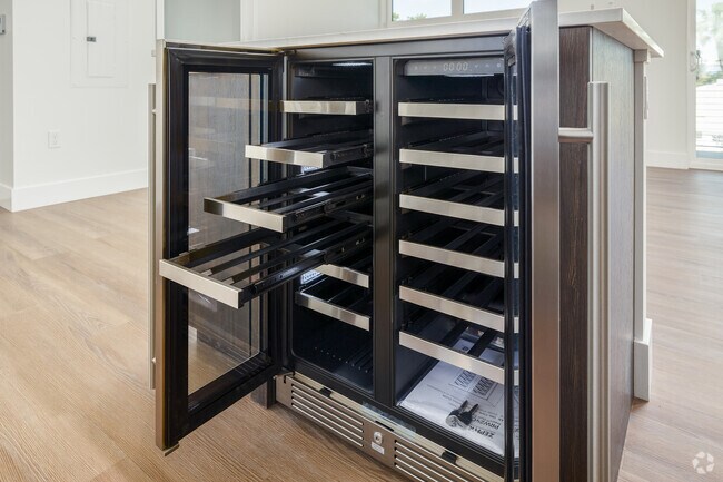 2BR, 2BA - 846SF - Wine Storage - Tower Broadway