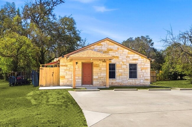 Photo - 823 N Commerce St