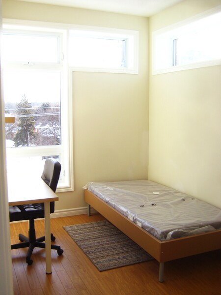 Photo - 116 University Av W