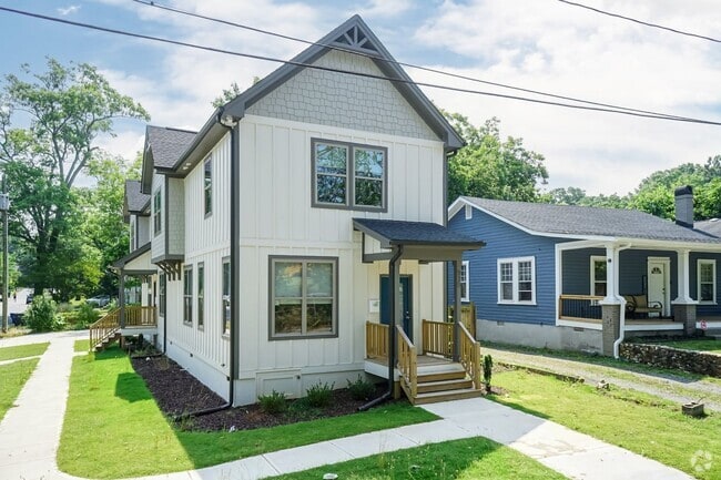 Building Photo - LIKE NEW THREE BEDROOM HOME!