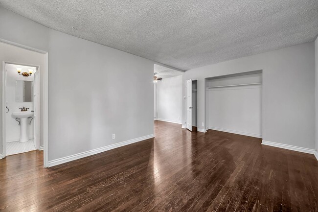 Sala de estar - 1350 N Havenhurst Dr