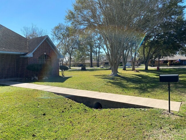 Building Photo - 301 Jansen Dr