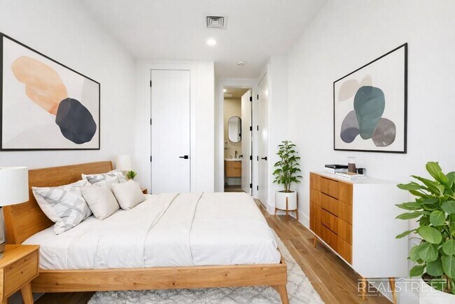 Photo - 4BR/2BA with In-Unit Washer & Dryer Unidad 3