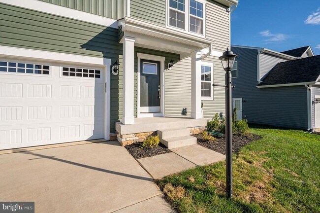 Photo - 192 Ludgate Mnr