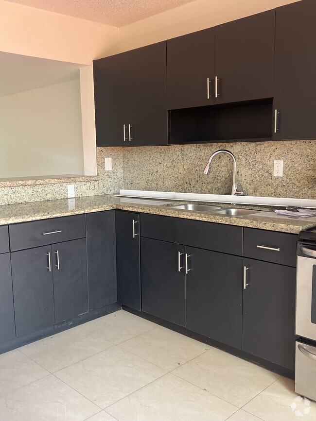 Building Photo - 8245 NW 6th Ter Unit 202 Rental