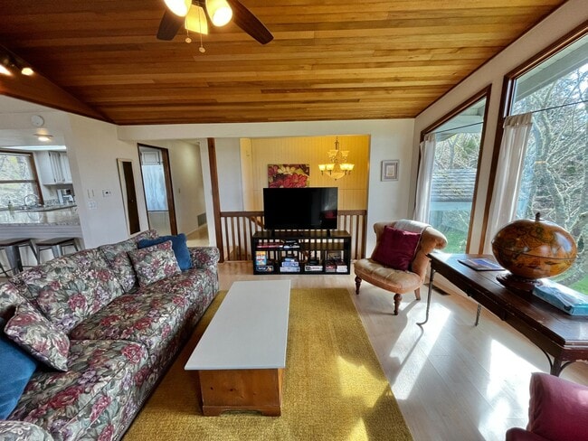 Photo - 721 Cherry Ave NE