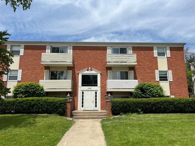 Building Photo - Updated 2 bedroom Condo - Available August 2026 Unit 304