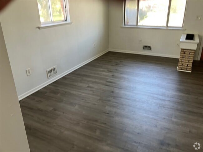 Building Photo - 220 E Linden Ave Rental