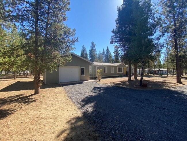 Photo - ? Cozy Charm on Almost an Acre in La Pine ?