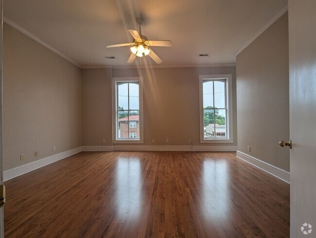 Building Photo - Coming Soon Huge 3 Bedroom Apt Above Fayet... Unit 120 1/2 E Morrison St