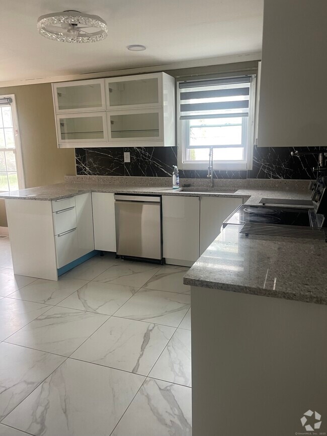 Building Photo - 340 Fort Hale Rd Rental