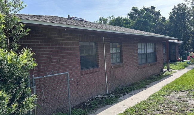 Building Photo - 210 N Lone Oak Dr