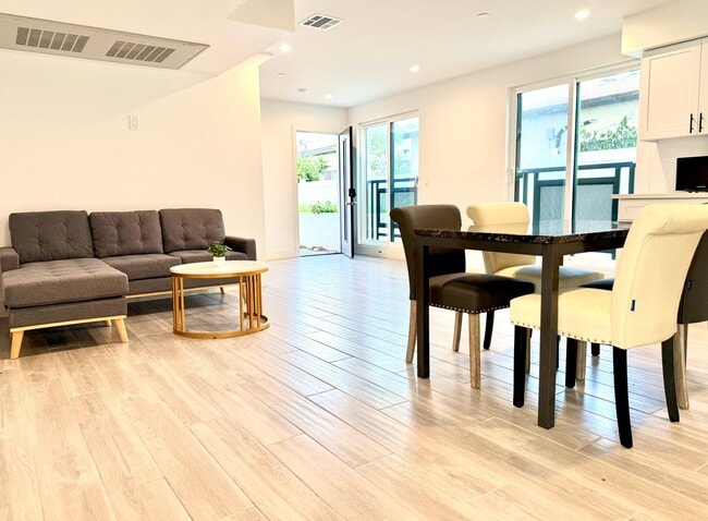 Photo - 1597 W 37th St Unidad 01