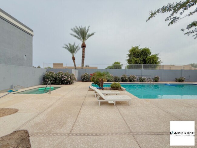 Photo - Welcome to this beautifully maintained 2/2.5 condo in Phoenix!