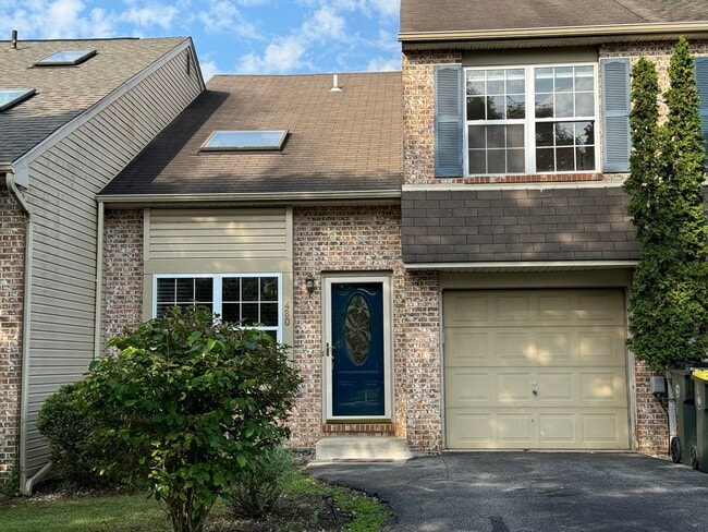 Building Photo - THREE BEDROOM w Finished Basement- PARKLA... Rental