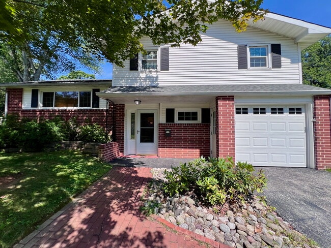 Building Photo - 2208 Jamaica Dr Rental