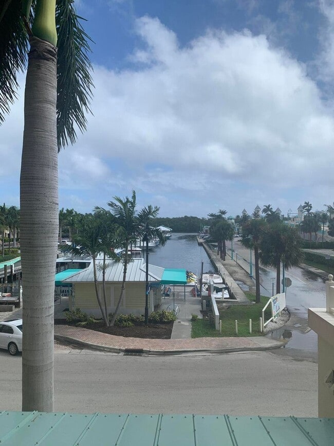 Building Photo - 100 NE 6th St Unit 204