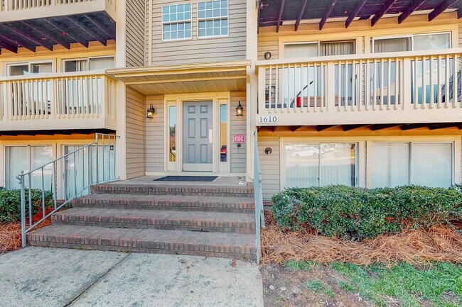 Room in Condo on Arlyn Cir