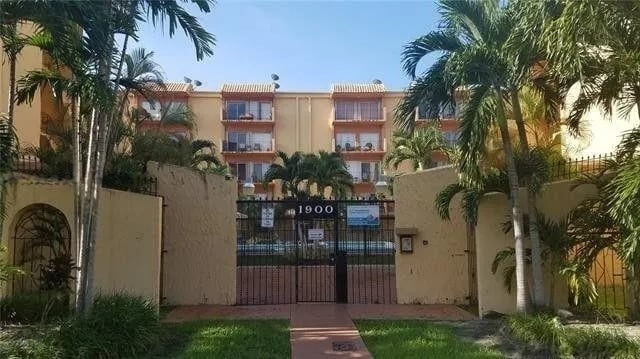 Main entrance - 1900 W 54th St Condo Unit 102