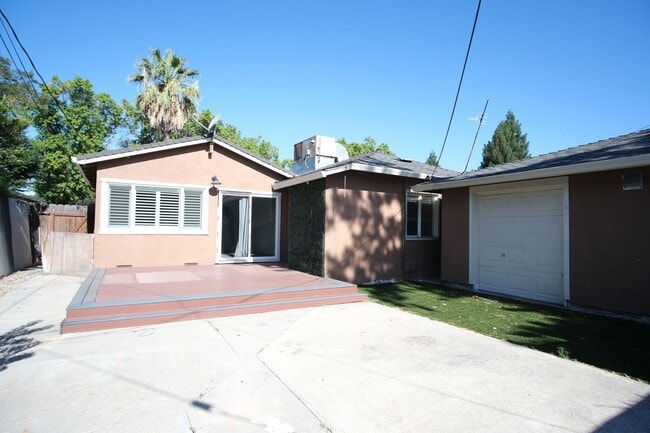 Building Photo - 1436 Albany Ave