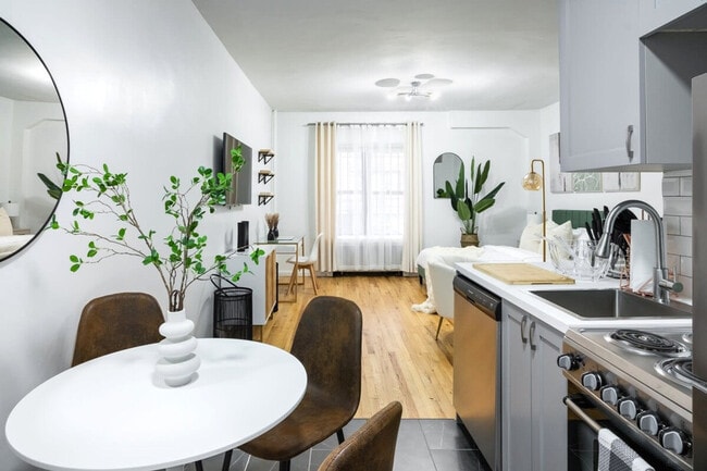 Photo - 317 W 74th St Unidad ID1021983P