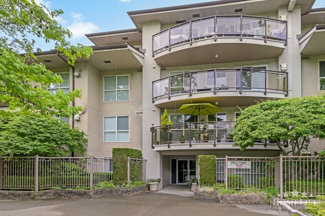Building Photo - Spacious and well-maintained 2 bed, 2 bath condo available in the heart of East Newton! Unit 309