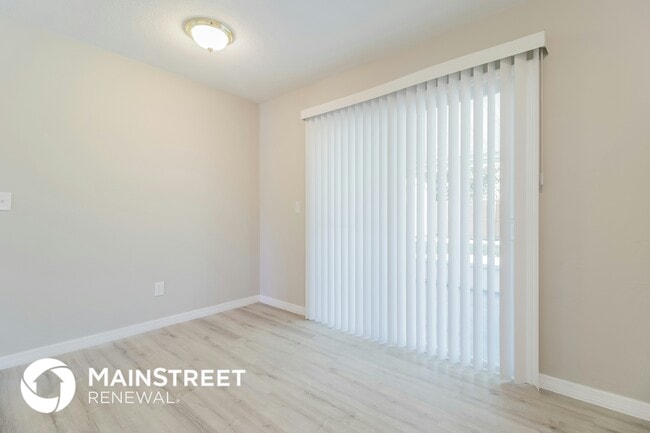 Photo - 466 Oxford Dr