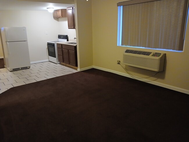 Building Photo - 709 S Poplar St Rental