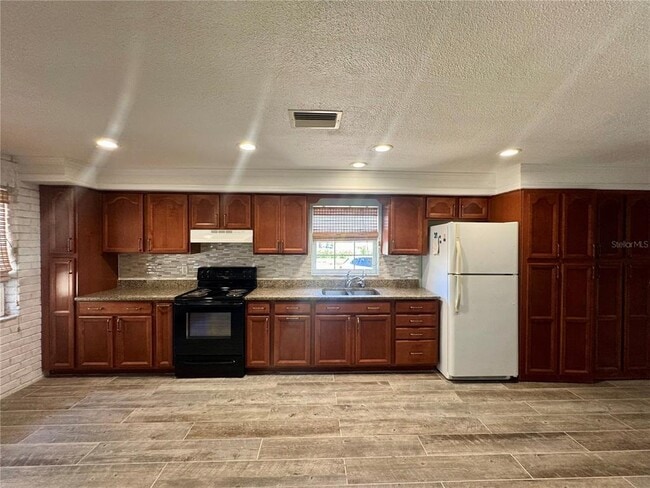 695 Mandalay Ave House House - Image