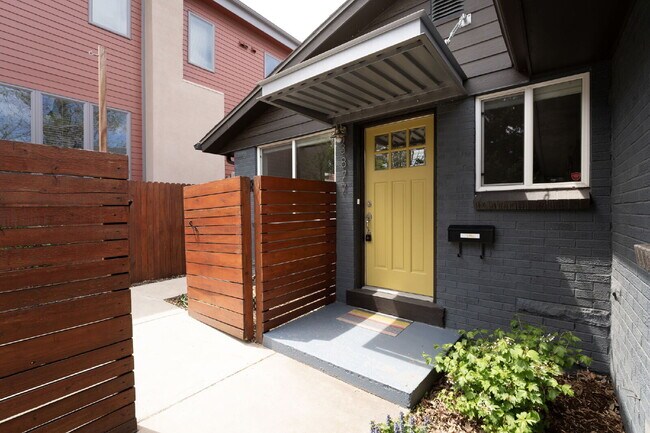 Building Photo - Beautiful 2-Bedroom Duplex with Granite Countertops & Hardwood Floors in the Heart of Denver!